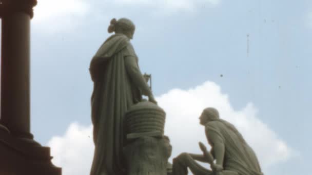 大理石彫刻された彫像 製造像は ロンドンのケンジントン庭園 ビクトリア時代の産業と製造の重要性を象徴しています 1970年代 ヴィンテージストックフッテージ — ストック動画