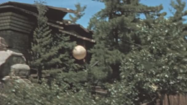 岩の上の有名な家のアジア様式の建物 訪問者は庭 春の緑のウィスコンシン1960S アーカイブの映像 米国を囲みます — ストック動画