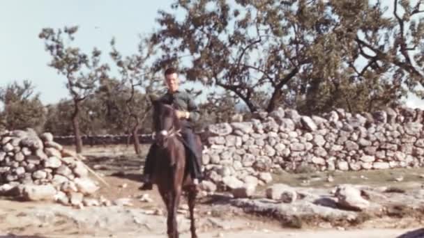 Cavalier Heureux Dans Campagne Italienne Dans Les Années 1960 Images — Video