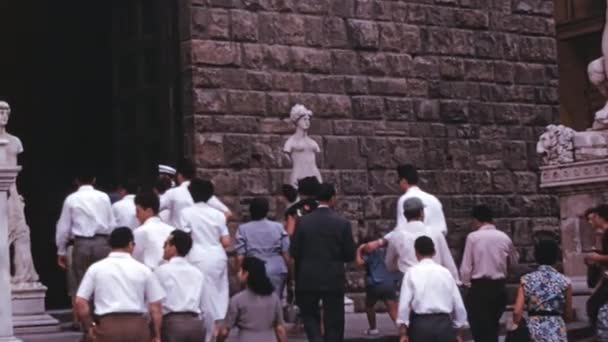 1970年代の観光客は イタリアの文化的なフィレンツェの中心部 ヴィンテージ観光のアーカイブ映像でゆっくりと動いています 高品質の4Kヴィンテージ映像 — ストック動画
