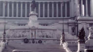 Roma 'daki Vittorio Emanuele II Anıtı veya Altare della Patria. İtalya 'nın başkentindeki en popüler turistik etkinliklerden birinin 1960' ların klasik el kamerası görüntüleri..