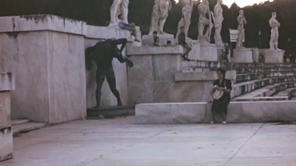 Mujer Sentada Escaleras Piedra Sentada Dentro Del Estadio Mármoles Roma — Vídeos de Stock