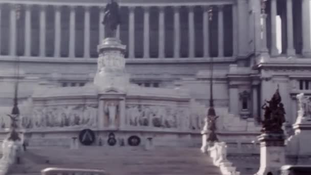 Monument Vittorio Emanuele Rome Altare Della Patria 1960 Vintage Handheld — Stockvideo