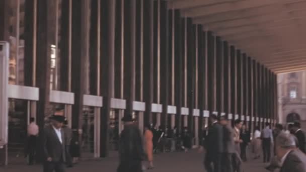 1960年代の晴れた日にローマ テルミニ駅の外を歩いている人々 ヴィンテージ ハンドヘルドアーカイブ フッテージ — ストック動画