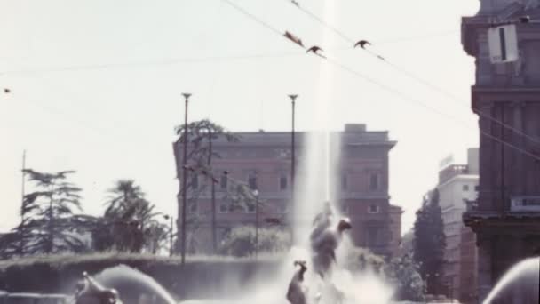 Derramando Água Fonte Naiads Década 1960 Arquivamento Filmagem Roma Itália — Vídeo de Stock