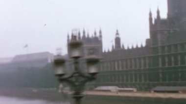 1960 'larda İngiltere, Londra' daki Westminster Iconic Sarayı 'nda. Parlamento Binaları ve Birleşik Krallık Anayasa Mahkemesi 'nin dinamik ve samimi hissini veren el bilgisayarı videosu.
