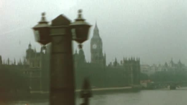 1960年代のロンドン ビッグベンとテムズ川は 霧の日にランベス橋から眺める 高品質のフルHdビンテージ映像 — ストック動画