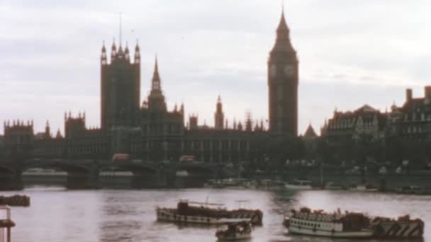 20世纪60年代 伦敦城市景观高质量的Fullhd复古镜头以令人叹为观止的手持镜头拍摄 这段视频非常适合于纪录片和其他探索英国的创意项目 — 图库视频影像