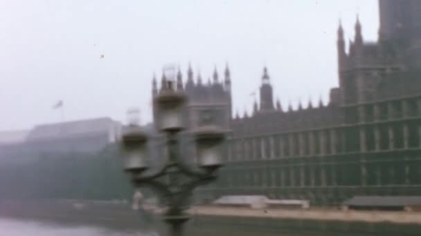 1960年代 イギリスのロンドンのウェストミンスター宮殿 ハンドヘルドビデオはそれを議会の家と英国の最高裁判所のダイナミックで親密な感じを与える — ストック動画