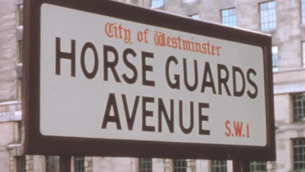 ホースガード アベニュー ヴィンテージストリート サイン 閉じます 1960年代のロンドンのヴィンテージ映像 — ストック動画