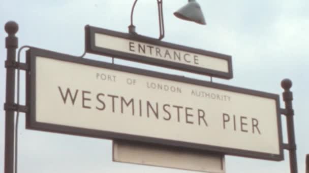 ウェストミンスター桟橋のロンドン港への入口のためのサインポスト ロンドン ヴィンテージ 1960年代 フッテージ — ストック動画