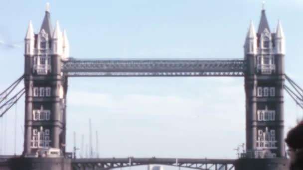 Тауэрский Мост Лондоне Англия Парусного Судна 1960 Винтажные Кадры Предлагают — стоковое видео