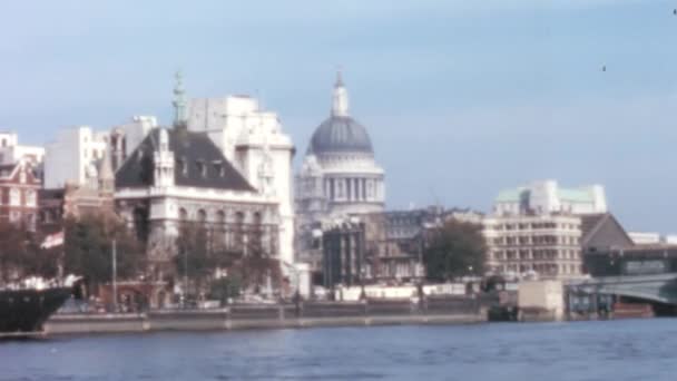 ヴィンテージ 1960年代 ロンドン ダウンタウン セントポール大聖堂 ボート この映像は 旅行ビデオ 音楽ビデオ ソーシャルメディアの投稿に最適です — ストック動画