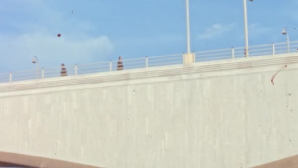 珍しい高品質のヴィンテージ映像は ウォータールー橋の上を歩く1960年代のロンドン人の日常生活を捉えています ハンドヘルド映像は視聴者にダイナミックで親密な視点を与えます — ストック動画