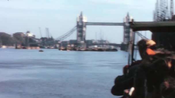 この希少で高品質のヴィンテージ映像は 1960年代にロンドン塔橋を鑑賞する観光客を捉えています この映像は この象徴的なランドマークのユニークで魅惑的な視点を提供しています — ストック動画