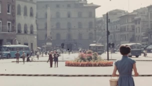 1960年代の晴れた夏の日にフィレンツェ広場で歩く人々と車のアーカイブ映像 4Kで — ストック動画