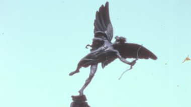 Anteros heykeli 1970 'lerde Londra' daki Eros Shaftesbury Memorial Fountain 'da. Mavi Gökyüzü Arkaplanı. Londra, İngiltere 'de Piccadilly Sirki' nin güneydoğu yakasında yer alıyor. Vintage Görüntüsü