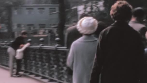 Ailesi Olan Çocuklar 1970 Lerde Londra Daki Tower Bridge Den — Stok video