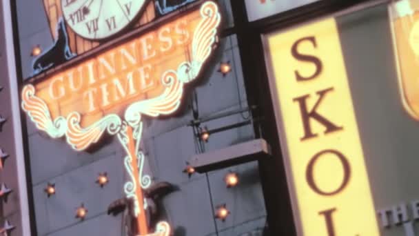 吉尼斯世界纪录时间钟位于伦敦1970年代 位于舰队街和皮卡迪利广场 复古录像 — 图库视频影像