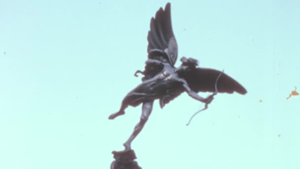 1970年代のロンドンのエロス シャフトズベリー記念噴水のアントロスの像 ブルースカイの背景 イギリスのロンドンのピカデリーサーカスの南東側にあります ヴィンテージ フットステージ — ストック動画