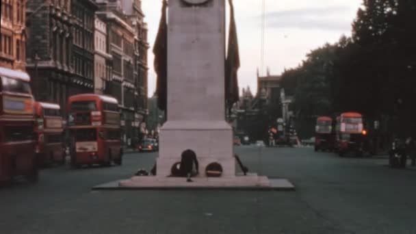汽车在市中心的怀特霍尔大街上行驶 市中心是著名的百年战争纪念馆 两边都挂满了标语 1970年代伦敦古董画 — 图库视频影像