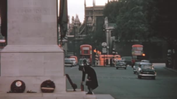 Senior Woman Walks Basement Cenotaph War Memorial London 1970S Surrounded — Stock Video