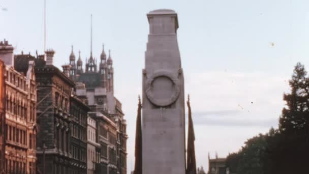 ホワイトホールの有名なセノタフ戦争記念館 古典的な建築とロンドンの日常交通 1970年代のヴィンテージフッテージに囲まれた — ストック動画