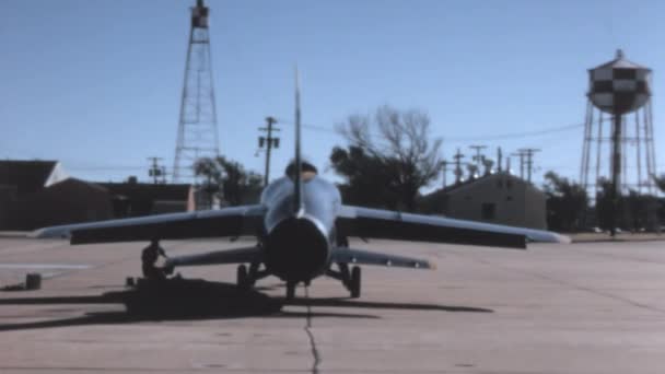 Des Inspections Mécaniques Des Aéronefs Sur Piste Sont Effectuées Régulièrement — Video