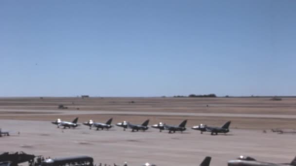 Grumman 11美国海军蓝天使 军事飞行示范 同步显示了美国军事飞行员追求卓越的能力 20世纪60年代的冷战 — 图库视频影像