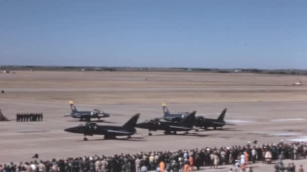 Avions Militaires Circulant Sur Piste Aéroport Line Ahead Formation Est — Video