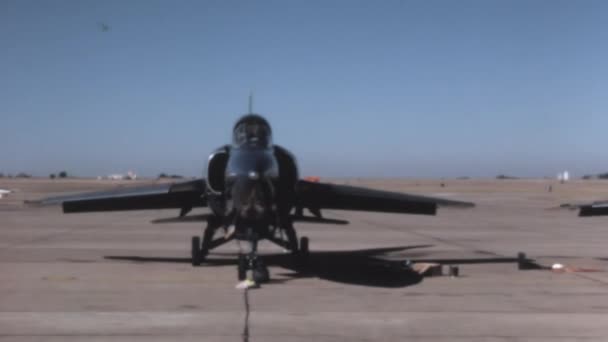Grumman Tiger Aircraft 엔젤스 활주로에 항공기 하늘을 냉전의 빈티지 — 비디오