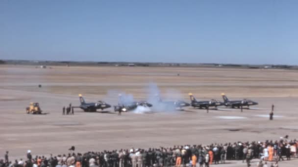 Voiture Fumée Sur Piste Aéroport Militaire Pendant Spectacle Aérien Foule — Video