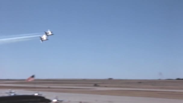 4機の飛行機が煙で発射された デモンストレーションは 軍のパイロットと航空機の精度を示しています ヴィンテージ フットボール グラムマン タイガー アメリカ ブルーエンジェルズ — ストック動画