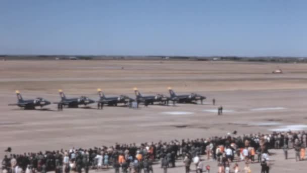 飞行员们在飞行前的跑道上向飞机走去 公众崇拜冷战时期的战斗机发射 古旧的影像 Grumman 11美国海军蓝天使 — 图库视频影像