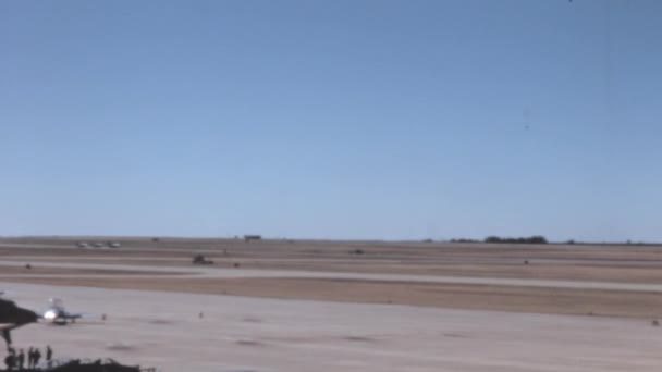 Drie Militaire Vliegtuigen Rennen Van Startbaan Voordat Air Demonstration Begint — Stockvideo