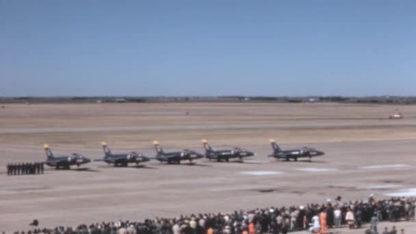Les Avions Militaires Passent Stationnement Piste Démonstration Des Compétences Vol — Video