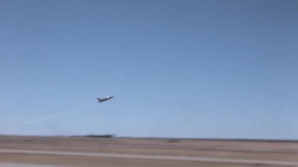 Grumman Tiger Modří Andělé Námořnictva Spojených Států Pilot Vzlétne Ranveje — Stock video