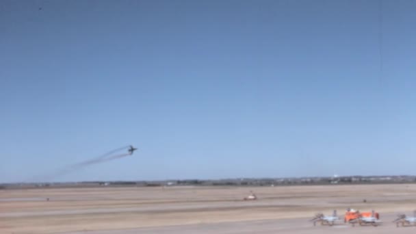 Grumman Tiger Birleşik Devletler Donanması Mavi Melekler Uçuş Gösterisinde Kalabalık — Stok video