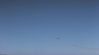 Uçuş Gösterileri sırasında Pilotların Yeteneklerini ve Manevraları Yapabilme Yeteneğini Değerlendirin. Eski bir görüntüde Mavi Gökyüzü Arkaplanı. F-105 Thunderchief Birleşik Devletler Hava Kuvvetleri USAF.