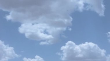 Parlak Mavi Gökyüzü 'nde Yumuşak Beyaz Bulutlar var. Hava, beklentinin heyecanıyla doludur. Vintage Video. Kuzey Amerika F-100 Super Sabre Birleşik Devletler Hava Kuvvetleri USAF Thunderbirds.