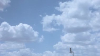 Süper 8 mm 'lik Beyaz Bulutlarla Yaz Gökyüzünü Temizle. Vintage Görüntüsü.