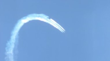 Kuzey Amerika F-100 Super Sabre Birleşik Devletler Hava Kuvvetleri USAF Thunderbird 'leri. Duman izleri kilometrelerce öteden görülebilir. Uçan Gösteri ve Pilot Yetenekleri. 1960 'ların Vintage Görüntüsü.