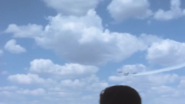 Åskådare Tittar Flygdemonstrationen Sommardag Flygvapnets Förmåga Och Styrka Sextiotalets Vintage — Stockvideo