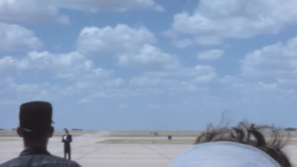 北美F 100超级剑美国空军美国空军雷鸟 两架超音速军用飞机以高速相互冲向对方 然后在没有碰撞的情况下经过附近 复古录像 — 图库视频影像