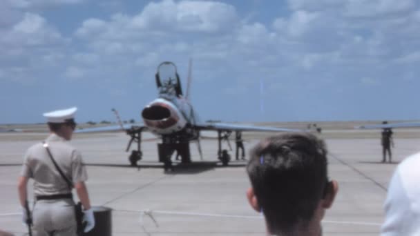 Military Fighter Jet Aircraft Geparkeerd Een Landingsbaan Vooraanzicht Blue Sky — Stockvideo