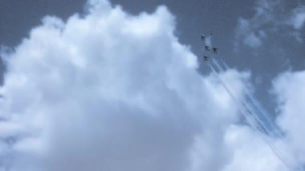 Опытные Пилоты Совершают Разворот 180 Градусов Своем Самолете Военные Винтажные — стоковое видео