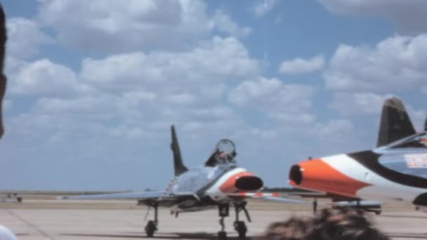 Samoloty Powoli Kołkują Pasie Startowym Przy Otwartej Bramie Klasyczne Nagranie — Wideo stockowe