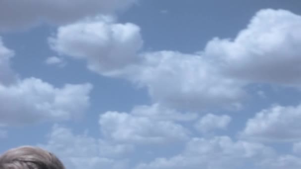 パイロットのスキルと空軍機の強さと速度のデモンストレーション 夏の日のクリアスカイ ヴィンテージ フットボール 100 スーパー サブレ アメリカ Usaf サンダーバード — ストック動画