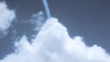 Uçak, Elmas Şeklinde Son Hızda İniyor. Soğuk Savaş döneminin askeri vintage görüntüleri. Kuzey Amerika F-100 Super Sabre Birleşik Devletler Hava Kuvvetleri USAF Thunderbirds.