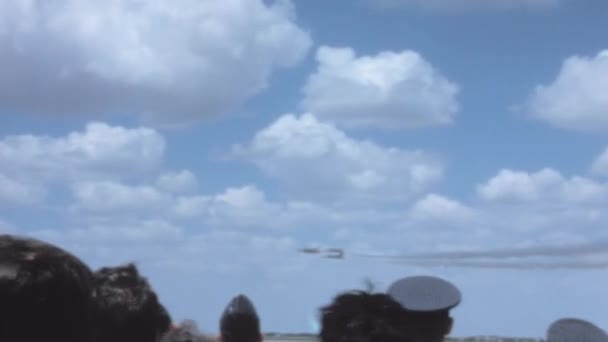 Samolot Odlatuje Zostawiając Sobą Ślad Dymu Stare Nagranie Lat Tych — Wideo stockowe